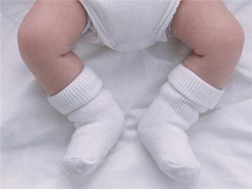 新生儿穿袜子还是脚套 婴儿袜子如何挑选