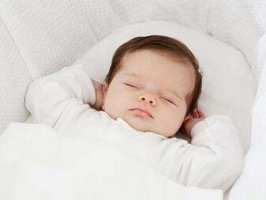 新生儿睡觉翻白眼是怎么回事