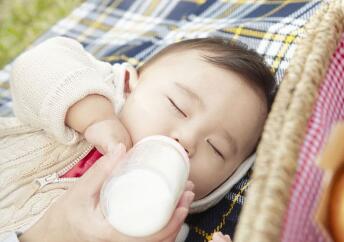 宝宝夏天可以喝凉奶，冷奶粉吗？