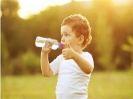 儿童每天要喝多少水？如何正确喝水？