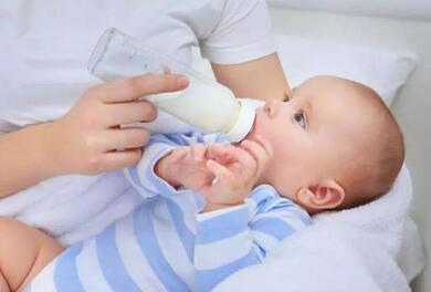 婴儿吃奶量标准