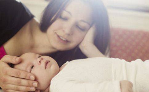 宝宝抱着睡的危害有哪些 影响睡眠和发育