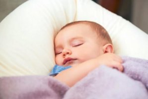 新生儿睡眠时间长，需要叫醒吃奶吗？