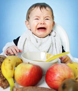 宝宝吃苹果卡住怎么办 6分钟前是急救关键