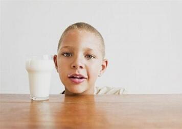 儿童晚上喝牛奶好吗 宝宝睡觉前喝牛奶好吗