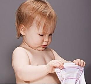 宝宝多大可以自己穿衣服 如何教宝宝穿脱衣服