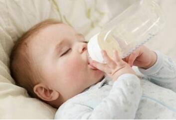 婴儿吃奶时咳嗽怎么回事