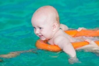 婴儿游泳的5大好处