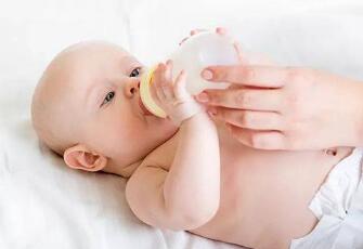 婴儿吃奶时间间隔多久