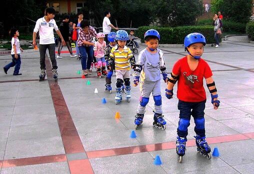 小孩学轮滑对骨骼影响 儿童学轮滑的危害