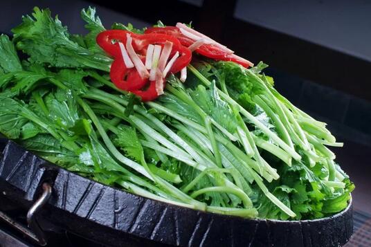 秋冬餐桌上的皇帝菜，茼蒿菜开胃润肤的好帮手