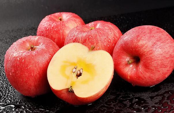 吃什么水果对皮肤好 苹果--天然眼霜