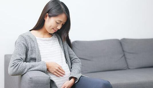 孕早期不宜采取的2种坐姿