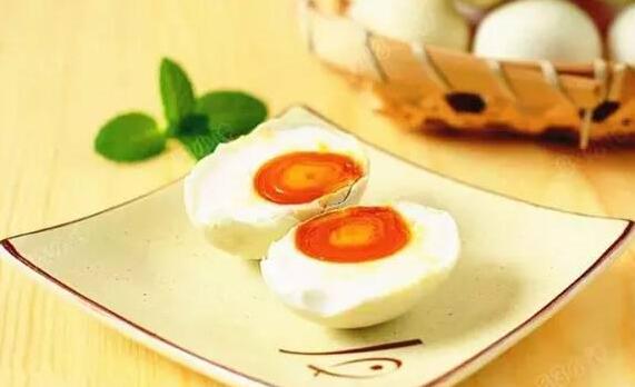 鸭蛋腌多久可以吃 七天快速腌鸭蛋出油