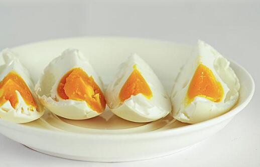 哺乳期可以吃咸鸭蛋吗