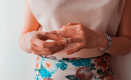 为什么孕期不能佩戴戒指、手环等首饰？