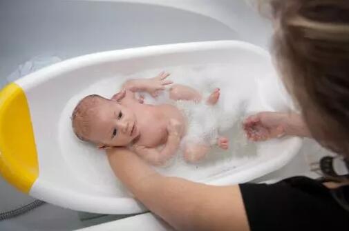新生儿洗澡要注意什么