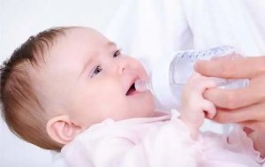 婴儿不爱喝水怎么办