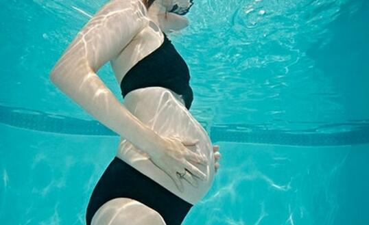 孕期游泳的好处多