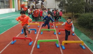 幼儿园体育课教案《小花鹿学跳沟》