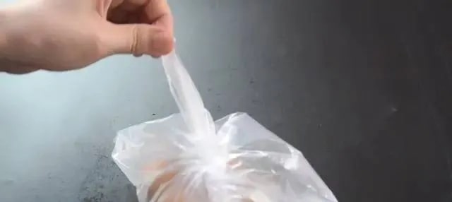 核桃怎么剥 一个塑料袋就搞定