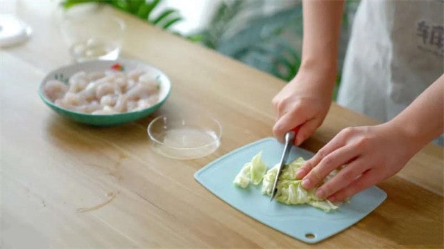 照烧包菜虾滑的做法 两岁宝宝食谱
