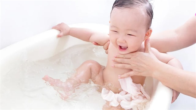 新生婴幼儿洗澡多长时间洗一次澡？