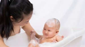 新生婴幼儿洗澡多长时间洗一次澡？