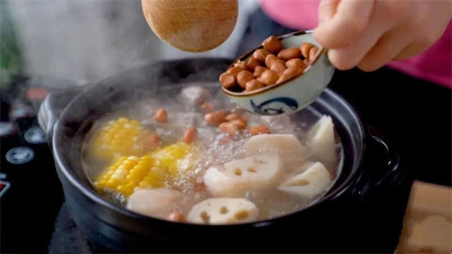 花生莲藕玉米排骨汤的做法