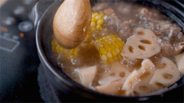 花生莲藕玉米排骨汤的做法