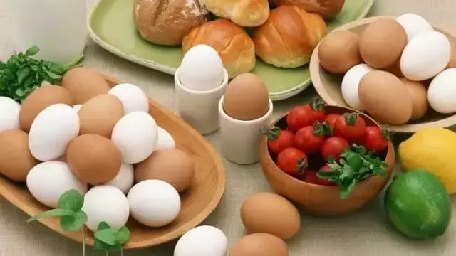 怎么选鸡蛋，该挑白壳还是红壳的呢？