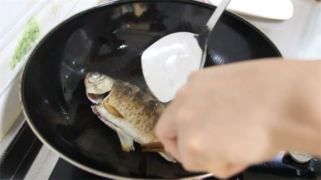 怎么样煎鱼不粘锅的方法