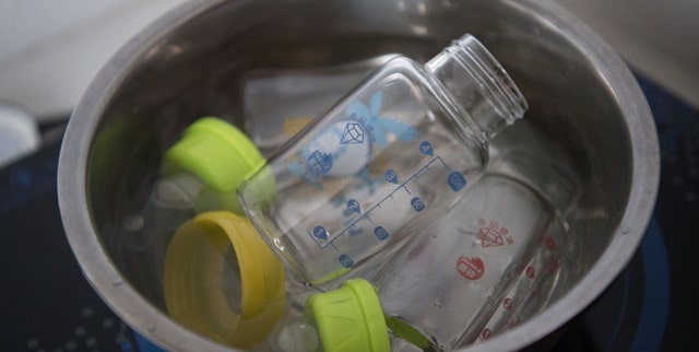 如何使用水煮来消毒奶瓶？