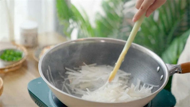 煎蛋萝卜汤的做法 2岁宝宝食谱