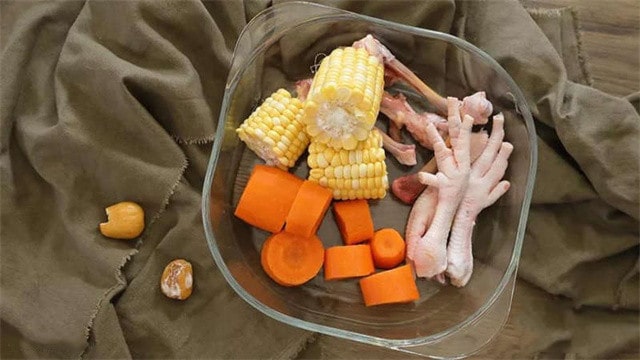 胡萝卜玉米鸡爪汤的做法