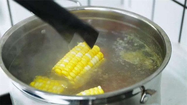 胡萝卜玉米鸡爪汤的做法