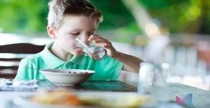 ​一边喝水，一边吃饭，会影响消化吗？