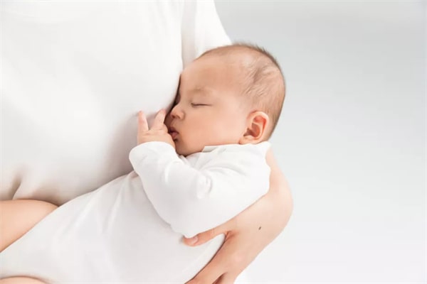 新生儿肠胀气的症状和缓解办法