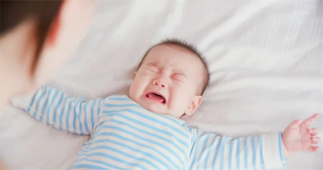 需要夜里把宝宝喊醒喂奶吗？