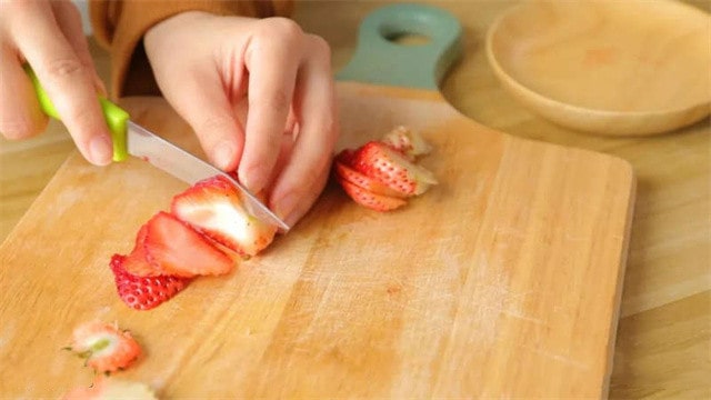 草莓酸奶巴斯克蛋糕的做法