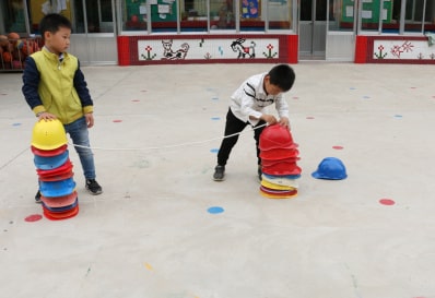 幼儿园自制玩教具方案《百变头盔》