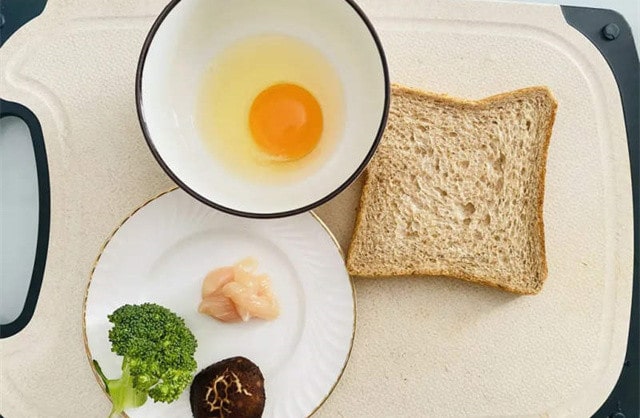 儿童营养早餐 鸡肉蔬菜吐司饼的做法